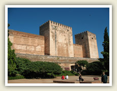 Mohutné hradby Alcazaby