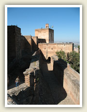 Mohutné hradby Alcazaby