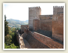 Mohutné hradby Alcazaby