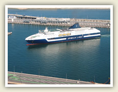 Trajekt manévruje v barcelonském přístavu