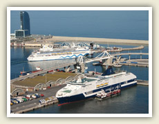 Trajekt odplouvá z barcelonského přístavu