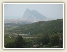 Gibraltar ze vzdálenosti 9 kilometrů
