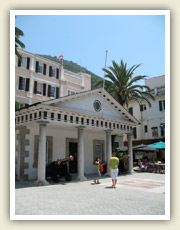 Kanóny jsou pečlivě vyleštěny, a tak je na noc zakrývají plachtou