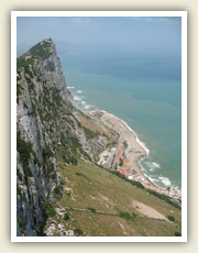 Východní pobřeží Gibu neskýtá příliš prostoru k bydlení