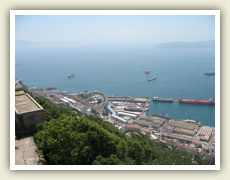 Vpravo je Evropa, vlevo Afrika a mezi kontinety je 25 km široká úžina, kterou proudí čtvrtina světového námořního provozu