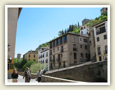 Domy na ulici Carerra del Daro pod Alhambrou