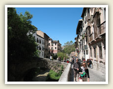 Domy na ulici Carerra del Daro pod Alhambrou