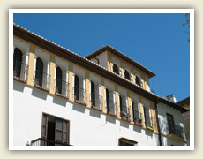 Domy na ulici Carerra del Daro pod Alhambrou