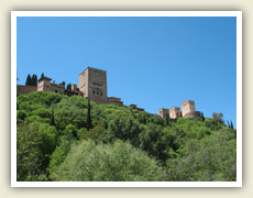 Alhambra se tyčí nad městem