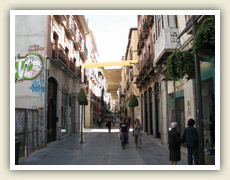 Ulice Granady zastíněné proti slunci