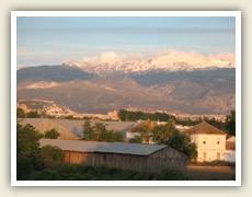 Sierra Nevada se zvedá hned za městem