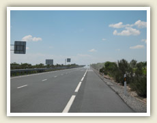 Silnice se ztrácí v dáli