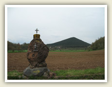 V pozadí sopka Croscat