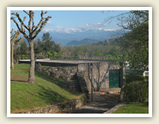 Výhled na Pyreneje z kempu v Olotu