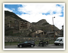 Místa není nazbyt, domy se staví kde se dá