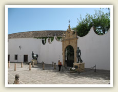 Před býčí arénou