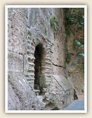 Vchod do podzemí od řeky