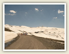 V pozadí jsou lyžařské sjezdovky